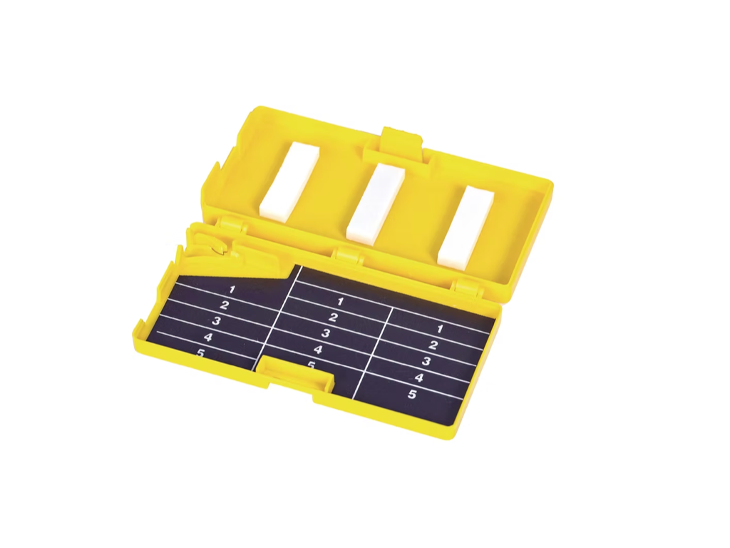 SNC15-FM – Safety Sharps Station | Labs Choice SNC15-FM Safety Sharps Station combines foam strips and a magnetic surface with a 15-count capacity. The station includes a universal blade remover, integral scalpel shield, and needle counter box with three safety hinges and automatic closure snaps for organized sharps handling. | Labs Choice