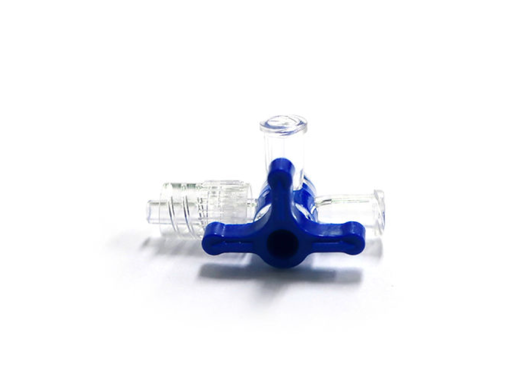 TWS02 – Three-Way Stopcock – Blue Valve Core | Labs Choice TWS02 Three-Way Stopcock features medical-grade polycarbonate construction with lipid and chemical resistance. The transparent base allows clear observation of the fluid path, while the fully rotatable 360° tap and directional arrows support convenient flow control. The 360° rotating base helps maintain a secure connection. | Labs Choice